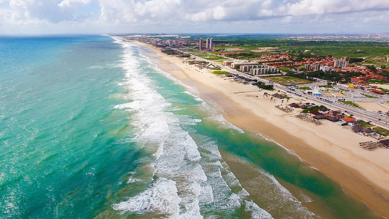 Por Que 18 Cabos Submarinos da Internet Mundial Cruzam a Mesma Praia no Brasil?