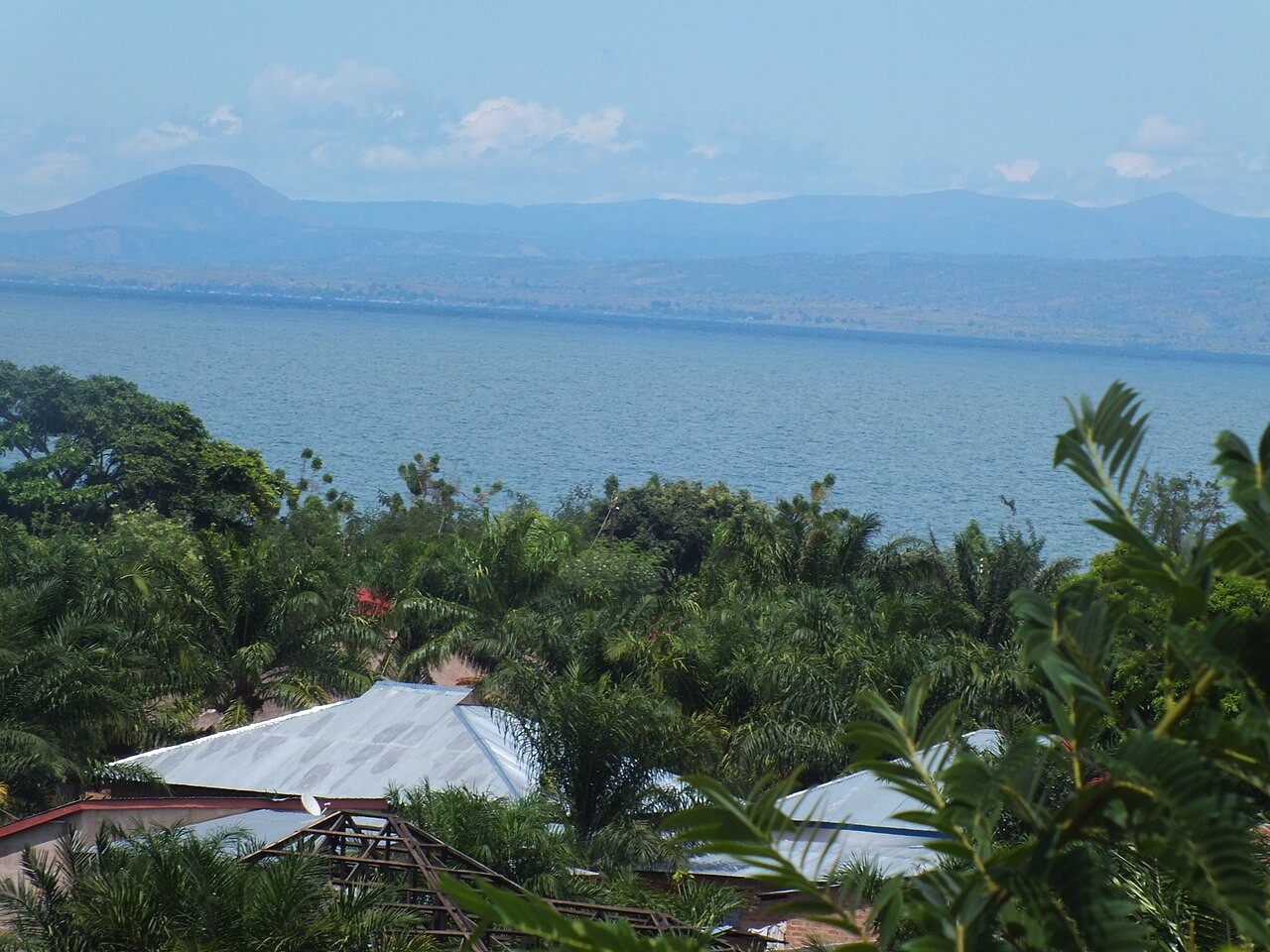 O Lago Tanganica: O Segundo Mais Fundo do Mundo Onde 4 Países Dividem uma Fenda